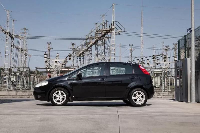 Usado Fiat Grande Punto Dynamic 65 HP (47 kW) 2009 Preto Citadino