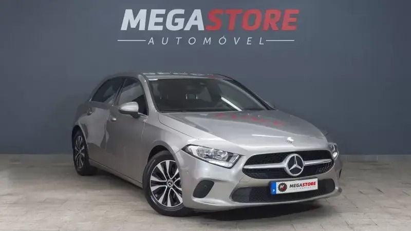 Cinzento Usado 2020 Mercedes A160 Business Citadino | € 21.750 (Bom preço) - Imagem 1/4