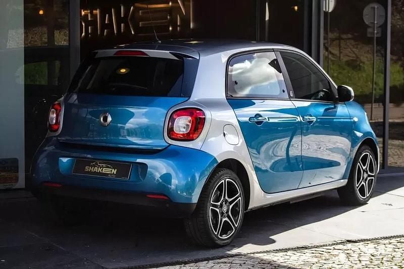 Usado Smart ForFour Electric Drive Pulse 60 kW (82 HP) 2020 Azul escuro