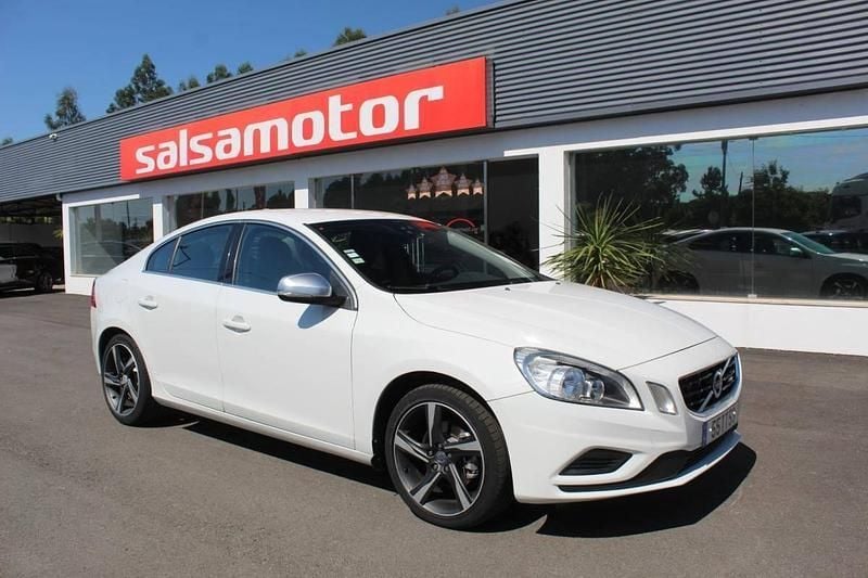 Branco Usado 2012 Volvo S60 R-Design Sedan | € 13.900 - Imagem 1/4