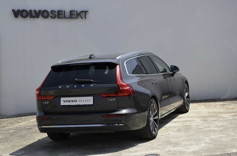 Usado Volvo V60 Core 350 HP (257 kW) 2024 Cinzento Carrinha