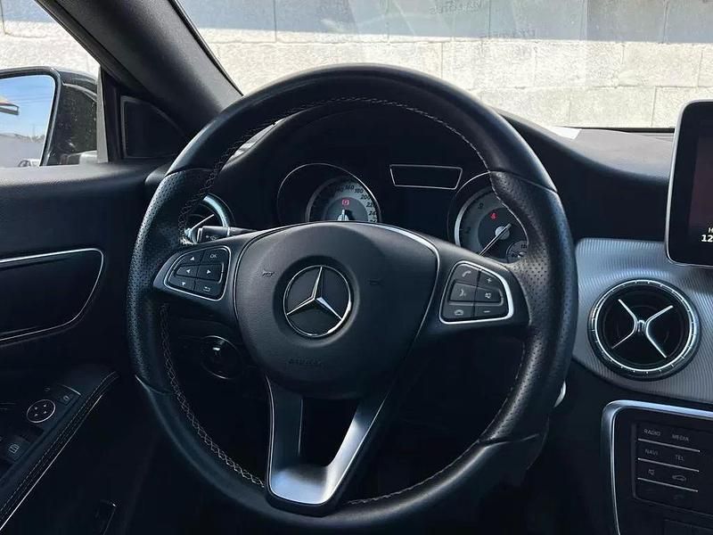 Usado Mercedes CLA180 Shooting Brake Style 116 HP (85 kW) 2016 Preto Carrinha