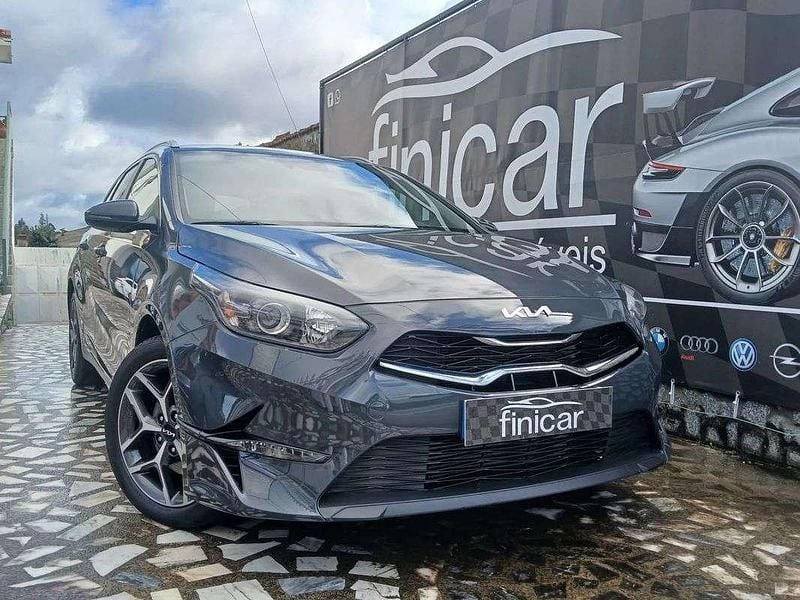 Cinza Usado 2023 Kia Ceed Citadino | € 23.750 (Preço elevado) - Imagem 1/4