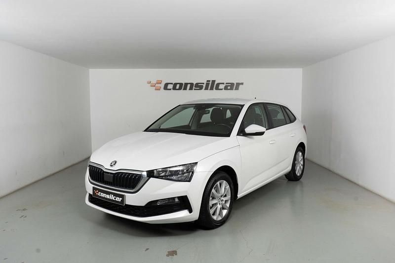 Branco Usado 2022 Skoda Scala Ambition Citadino | € 14.980 (Preço justo) - Imagem 1/4