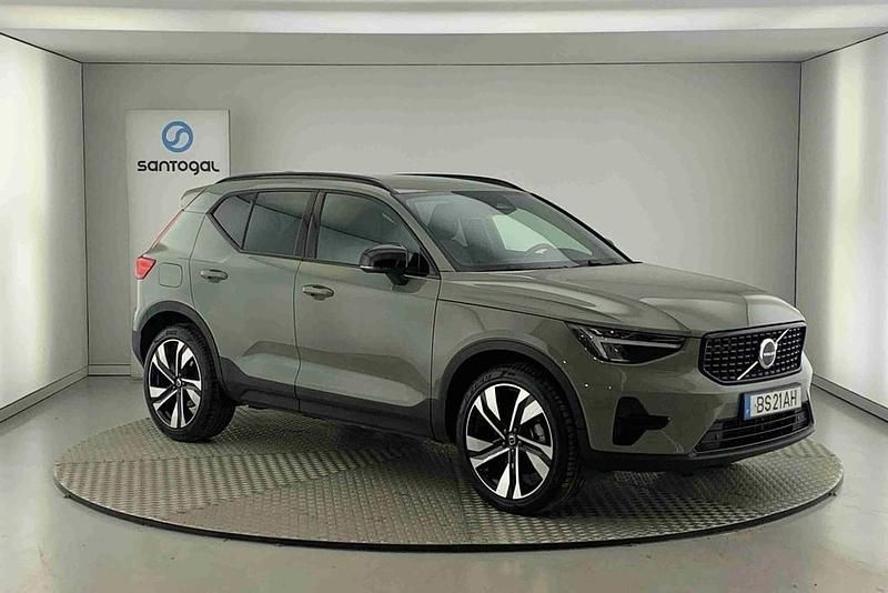 Usado Volvo XC40 Plus 163 HP (119 kW) 2025 Verde SUV