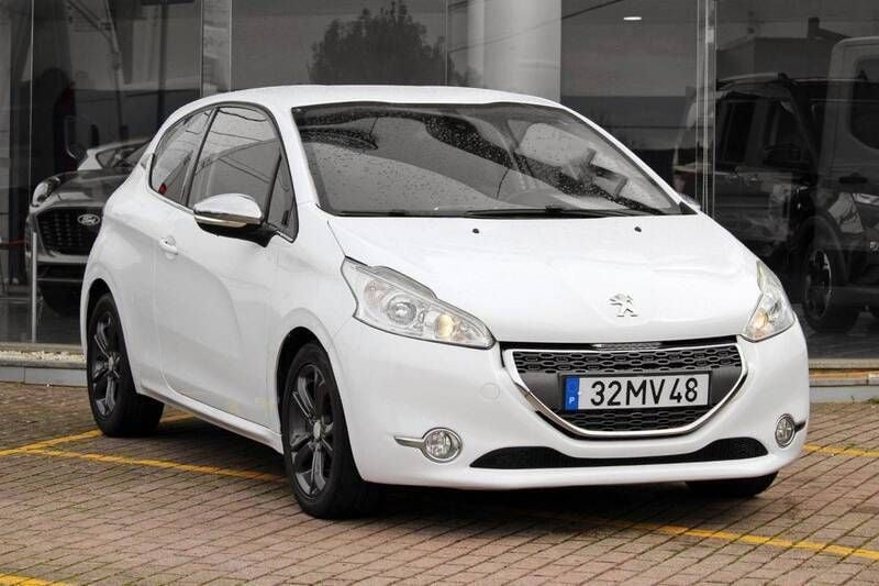 Branco Usado 2012 Peugeot 208 Allure Citadino | € 9.990 (Preço justo) - Imagem 1/4
