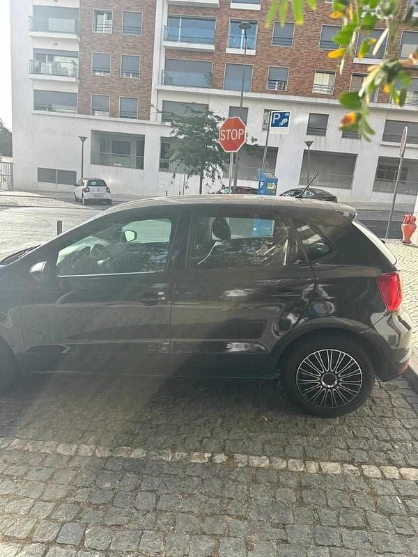 Usado VW Polo 75 HP (55 kW) 2014 Cinzento Citadino