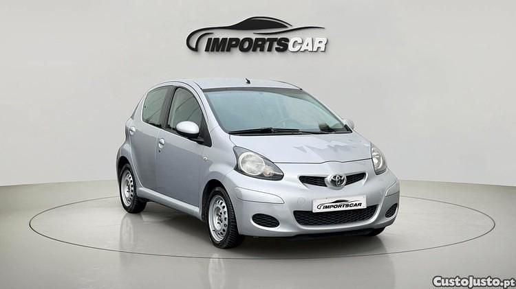 Usado Toyota Aygo 68 HP (50 kW) 2009 Cinza Citadino
