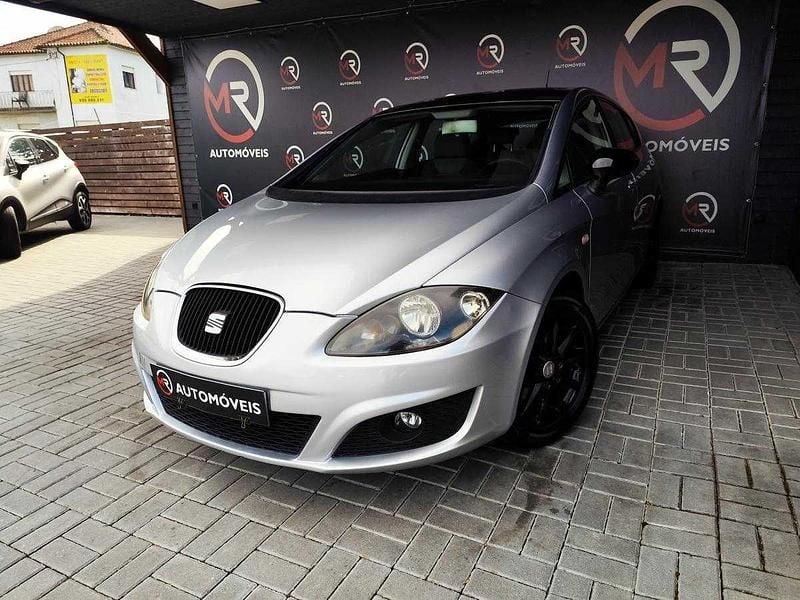 Usado Seat Leon 105 HP (77 kW) 2010 Cinzento Citadino