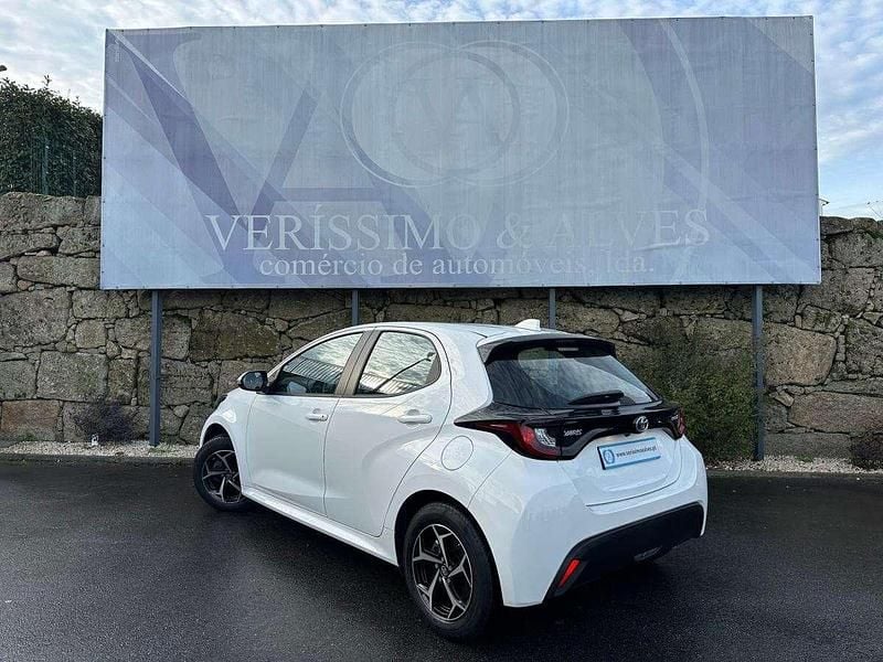 Usado Toyota Yaris Hybrid Comfort 115 HP (84 kW) 2022 Branco