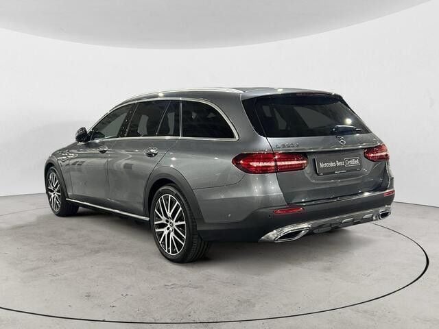 Usado Mercedes E220 All-Terrain Avantgarde 194 HP (142 kW) 2022 Cinzento Carrinha