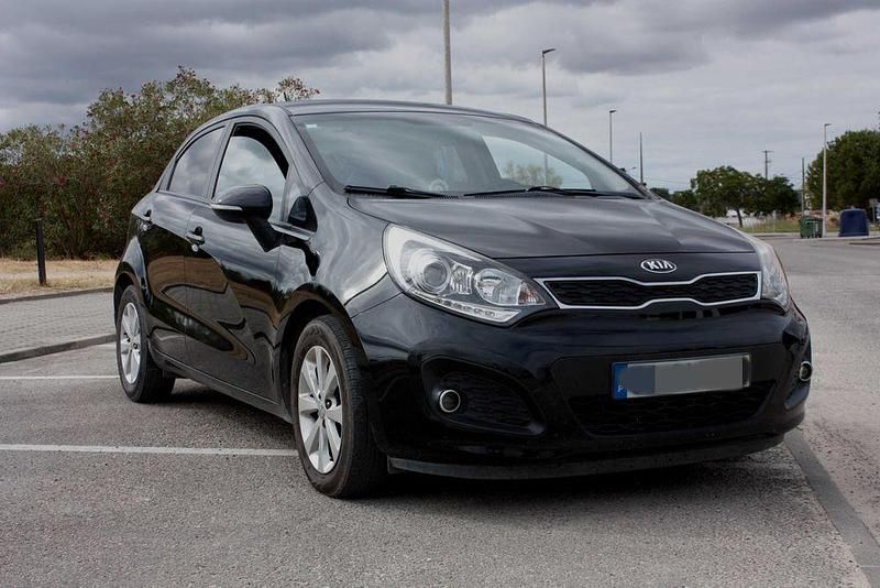 Preto Usado 2014 Kia Rio Sedan | € 7.350 (Preço justo) - Imagem 1/4
