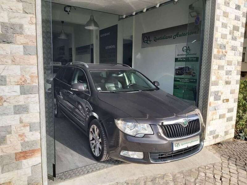 Castanho Usado 2010 Skoda Superb Elegance Carrinha | € 9.950 - Imagem 1/4