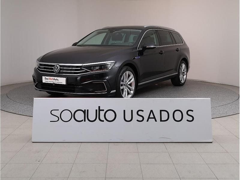 Preto metalizado Usado 2021 VW Passat GTE Carrinha | € 23.990 (Preço justo) - Imagem 1/4