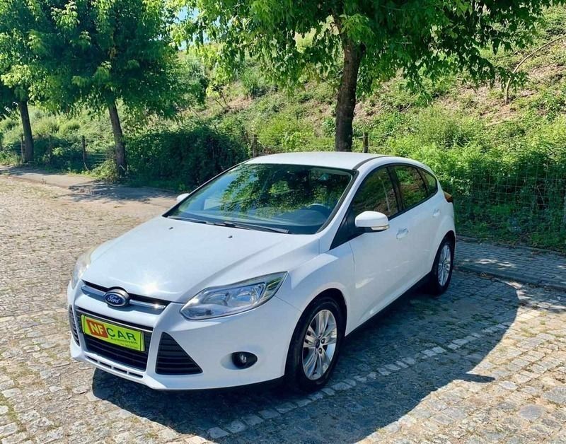Branco (metalizado) Usado 2014 Ford Focus Citadino | € 8.900 (Preço justo) - Imagem 1/4