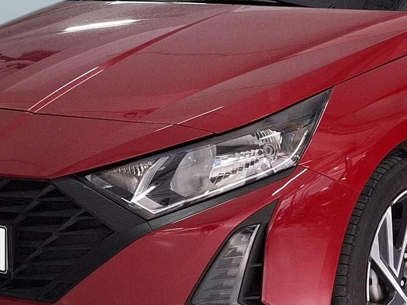 Usado Hyundai i20 Comfort 84 HP (61 kW) 2024 Dragon red (metalizado) Citadino