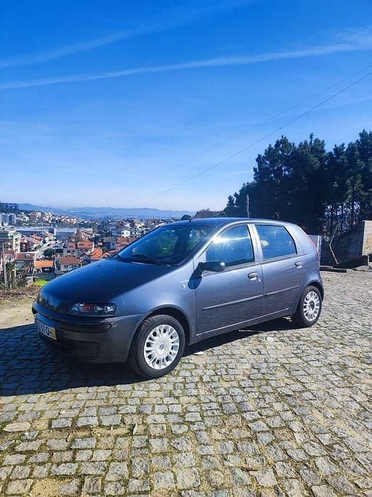 Usado Fiat Punto 80 HP (58 kW) 2002 Citadino