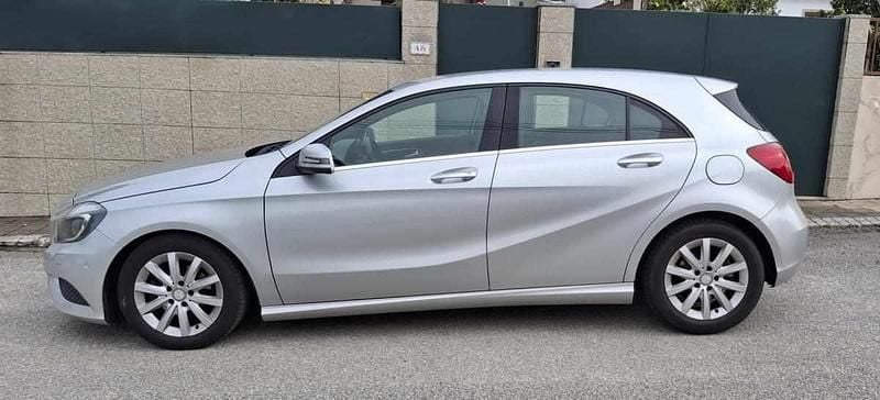 Cinzento Usado 2013 Mercedes A180 Citadino | € 14.250 (Preço justo) - Imagem 1/4
