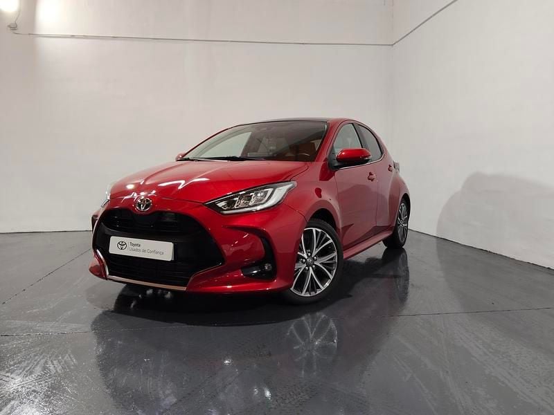 Vermelho (pintura metalizada especial) Usado 2024 Toyota Yaris Luxury Citadino | € 27.750 (Preço justo) - Imagem 1/4