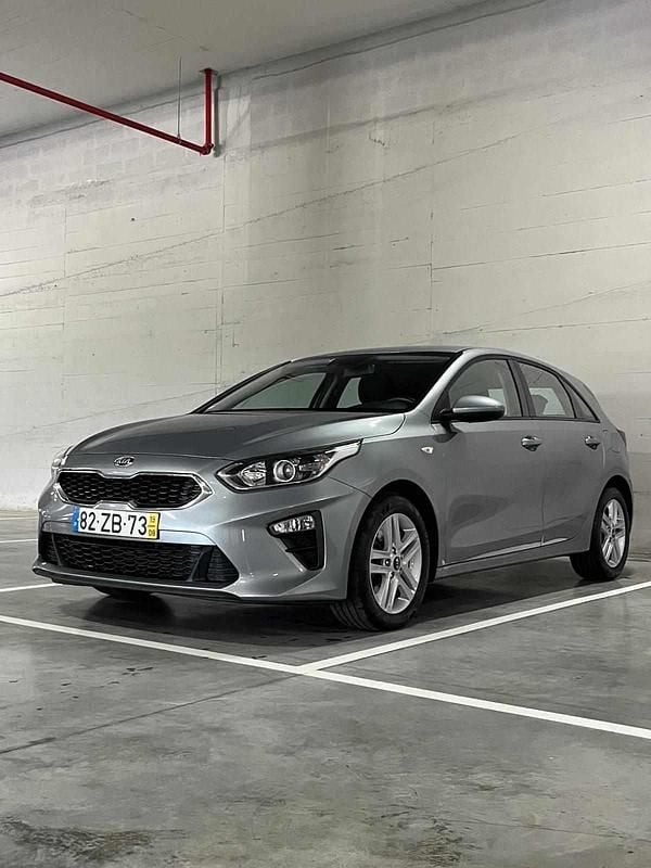 Cinzento Usado 2019 Kia Ceed Citadino | € 12.900 - Imagem 1/4
