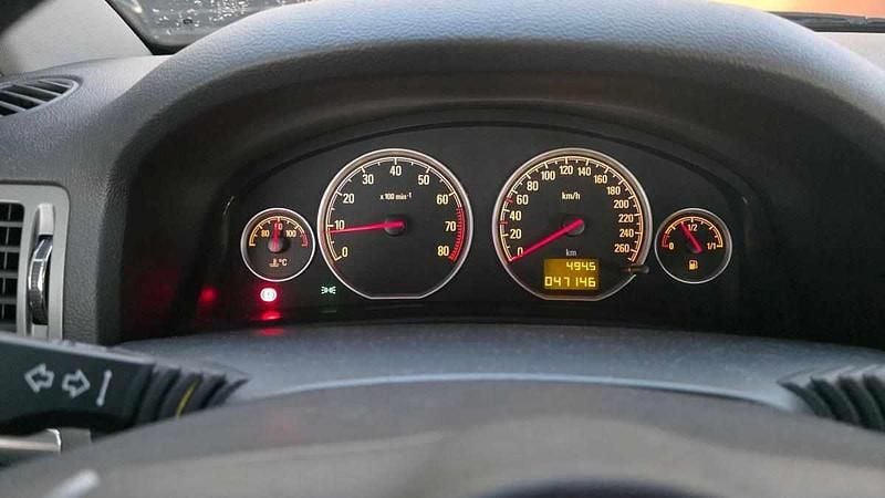 Cinzento Usado 2006 Opel Vectra Sedan | € 5.500 - Imagem 1/4