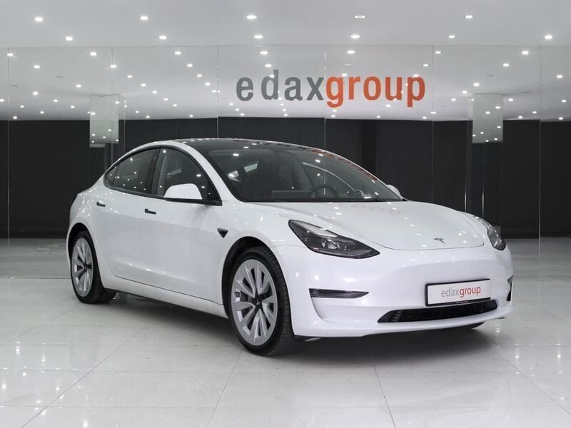 Branco Usado 2021 Tesla Model 3 Long Range Sedan | € 29.990 (Preço justo) - Imagem 1/4