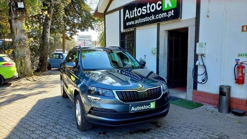 Cinzento Usado 2019 Skoda Karoq Ambition SUV | € 21.800 - Imagem 1/4