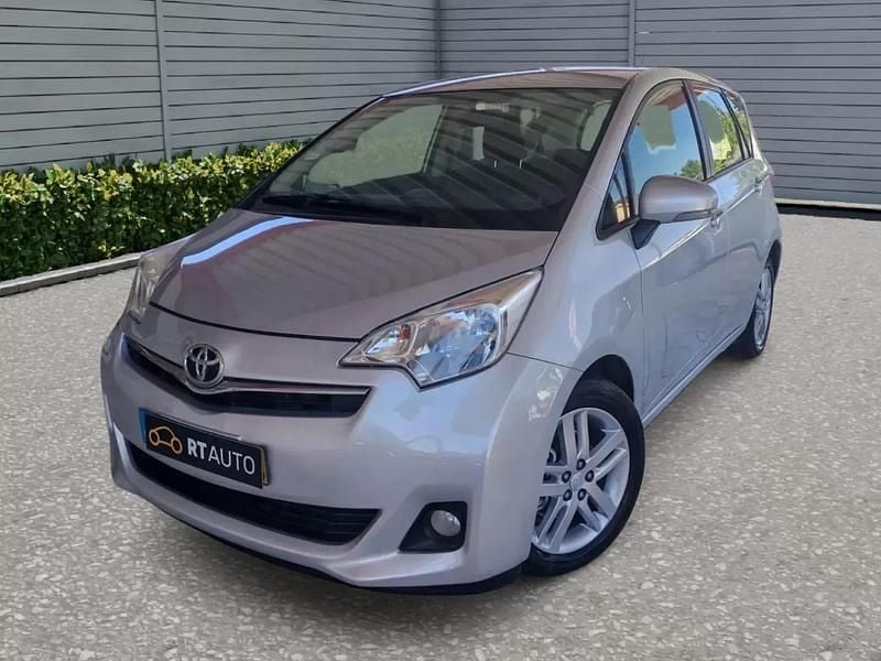 Cinza Usado 2012 Toyota Verso-S Monovolume | € 8.990 - Imagem 1/4