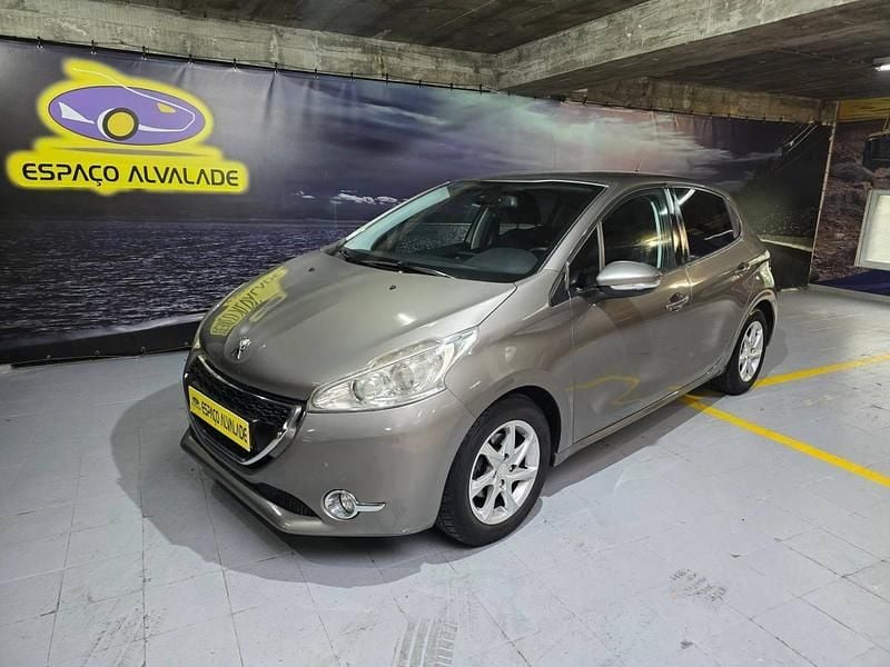 Cinzento Usado 2012 Peugeot 208 Citadino | € 7.250 (Preço justo) - Imagem 1/4