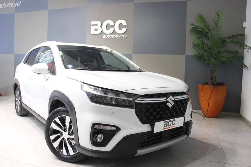Branco Usado 2023 Suzuki SX4 S-Cross SUV | € 22.990 - Imagem 1/4