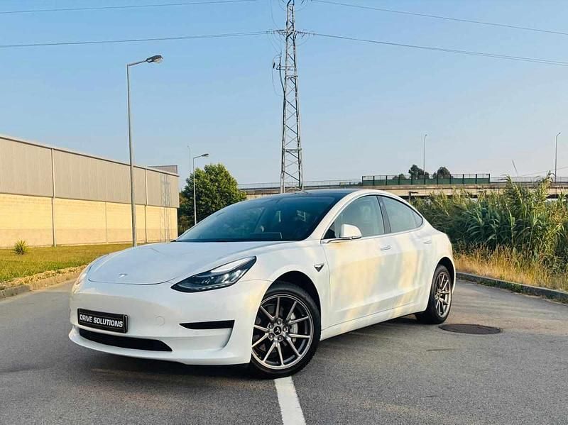 Branco Usado 2020 Tesla Model 3 Standard Range Plus Sedan | € 23.900 (Preço justo) - Imagem 1/4
