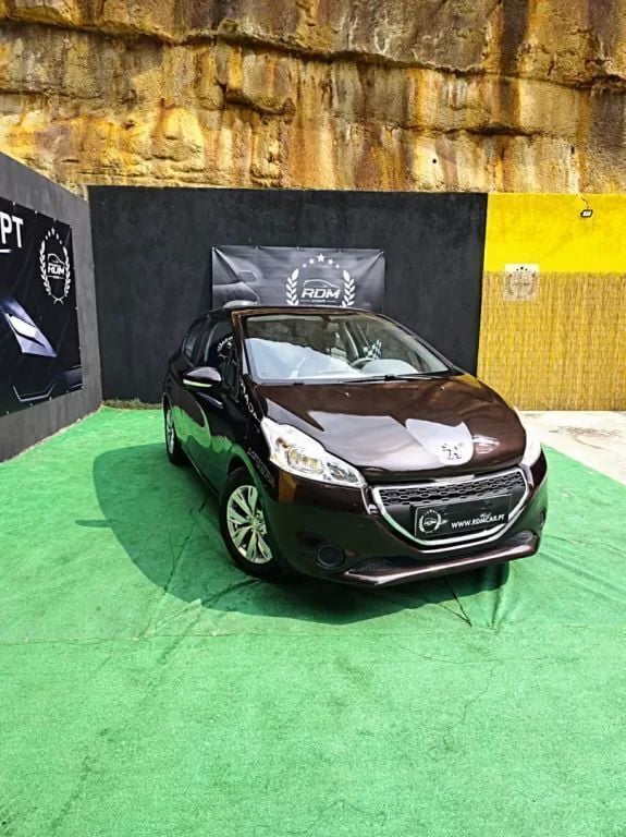 Castanho Usado 2013 Peugeot 208 Active Citadino | € 7.250 (Preço justo) - Imagem 1/4