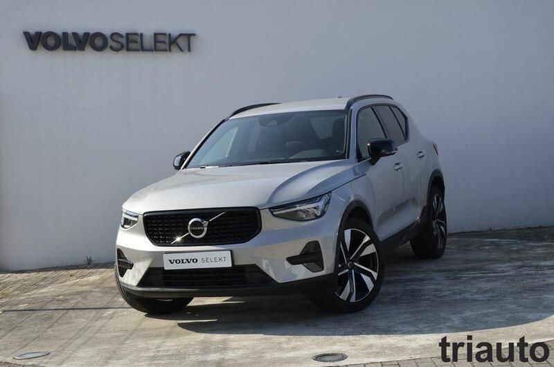 Prateado Usado 2023 Volvo XC40 Plus SUV | € 37.200 (Caro) - Imagem 1/4