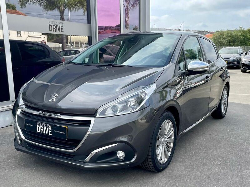 Antracite Usado 2018 Peugeot 208 Style Citadino | € 11.900 (Caro) - Imagem 1/4