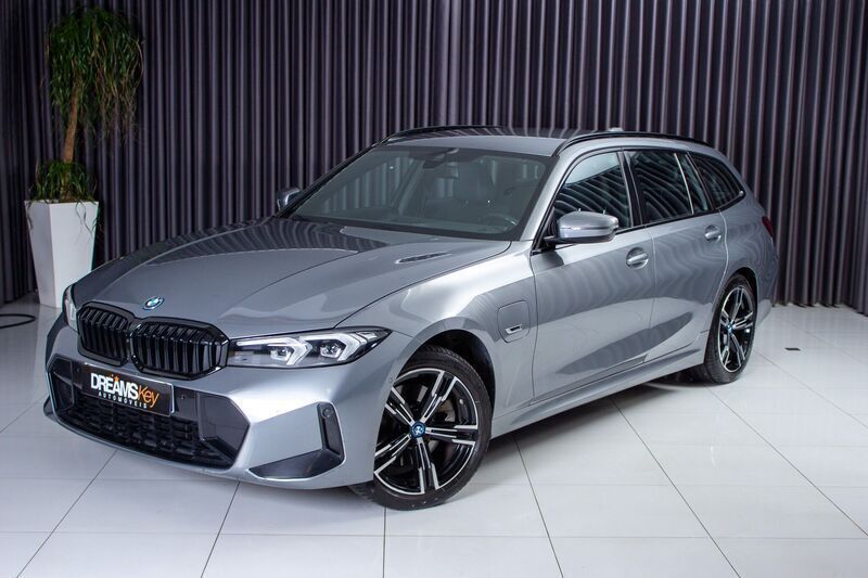 Cinza Usado 2023 BMW 330 Carrinha | € 42.400 - Imagem 1/4