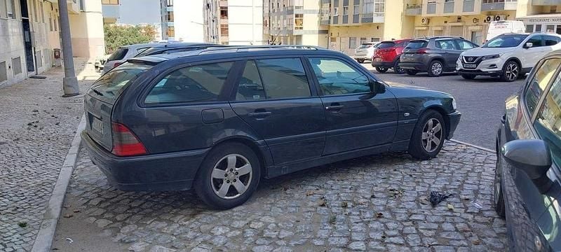 Usado 2002 Mercedes C220 Sedan | € 1.800 - Imagem 1/4