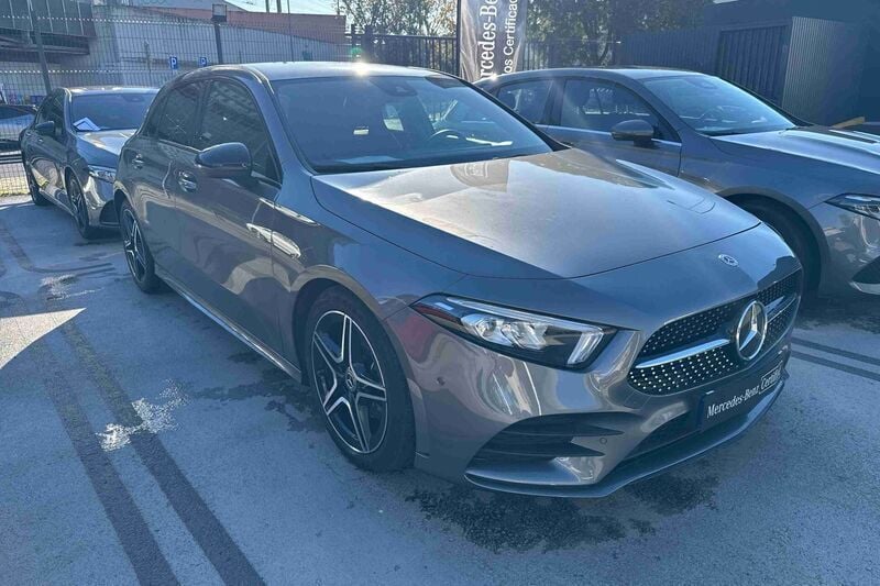Cinzento Usado 2022 Mercedes A180 AMG line Citadino | € 33.900 (Preço justo) - Imagem 1/4