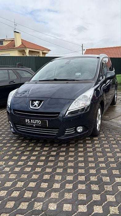Usado Peugeot 5008 Allure 115 HP (84 kW) 2016 Sedan