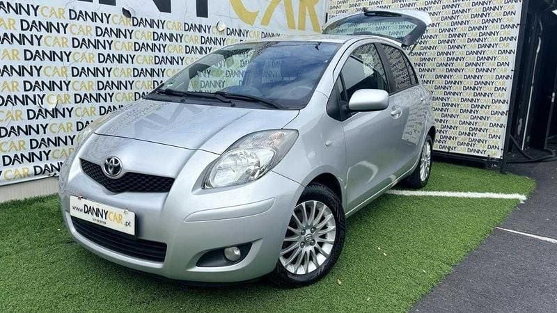 Cinzento Usado 2009 Toyota Yaris | € 7.490 (Preço justo) - Imagem 1/4