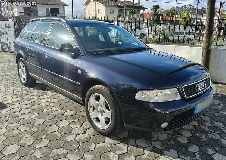 Usado Audi A4 115 HP (84 kW) 2000 Azul Carrinha