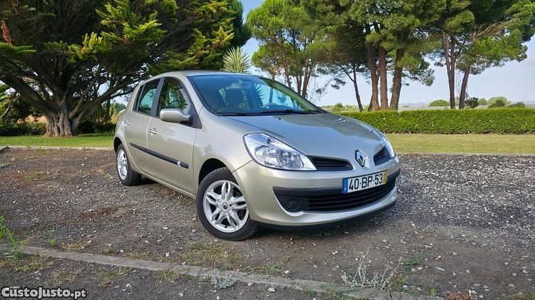 Branco Usado 2006 Renault Clio II Sedan | € 5.450 (Caro) - Imagem 1/1