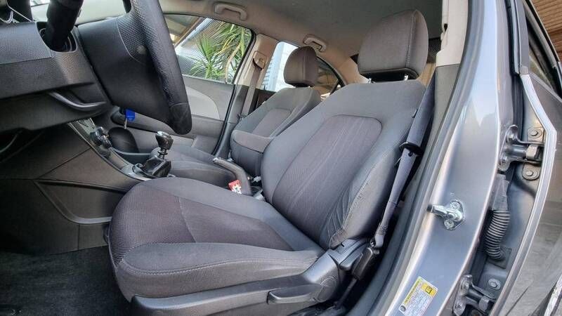 Usado Chevrolet Aveo LT 95 HP (69 kW) 2012 Cinzento Sedan