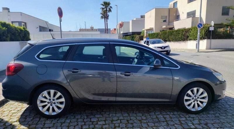 Cinzento Usado 2011 Opel Astra Carrinha | € 6.990 (Preço justo) - Imagem 1/4
