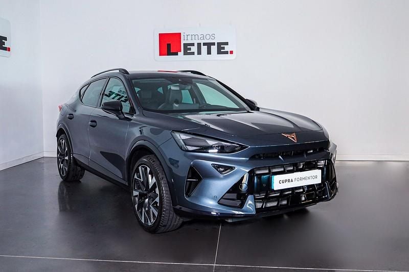 Azul Usado 2025 Cupra Formentor SUV | € 41.192 - Imagem 1/4