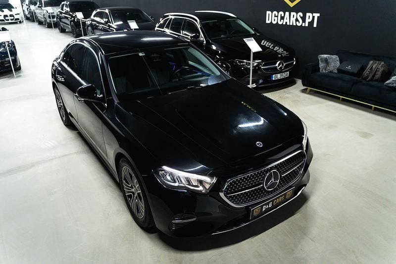 Preto Usado 2024 Mercedes E220 Avantgarde Sedan | € 49.900 (Preço justo) - Imagem 1/4