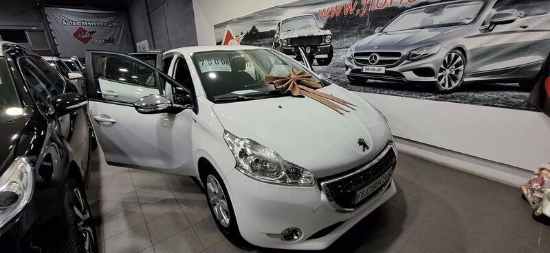 Branco Usado 2014 Peugeot 208 Style Citadino | € 7.900 (Preço justo) - Imagem 1/4
