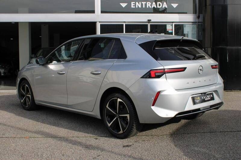 Usado Opel Astra Elegance 130 HP (95 kW) 2023 Cinzento Citadino