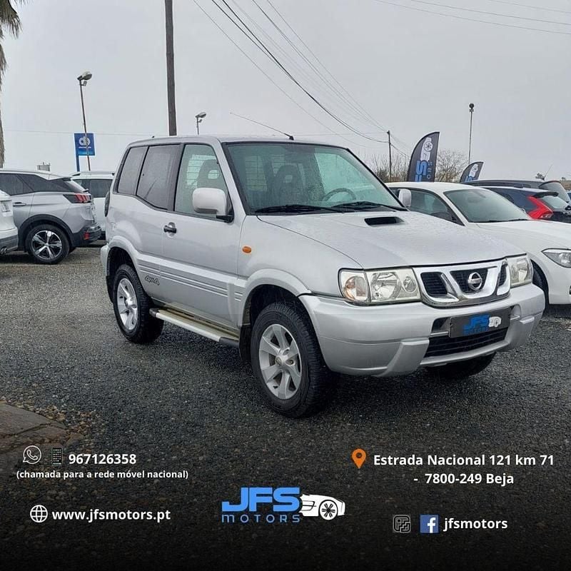 Cinza Usado 2004 Nissan Terrano SUV | € 11.000 - Imagem 1/4