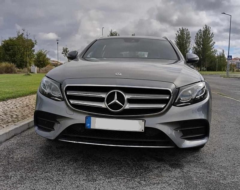 Cinzento Usado 2020 Mercedes E300 | € 28.490 - Imagem 1/4