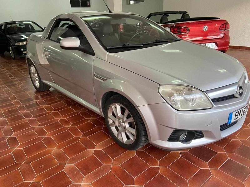 Usado Opel Tigra 90 HP (66 kW) 2006 Cinzento Cabrios